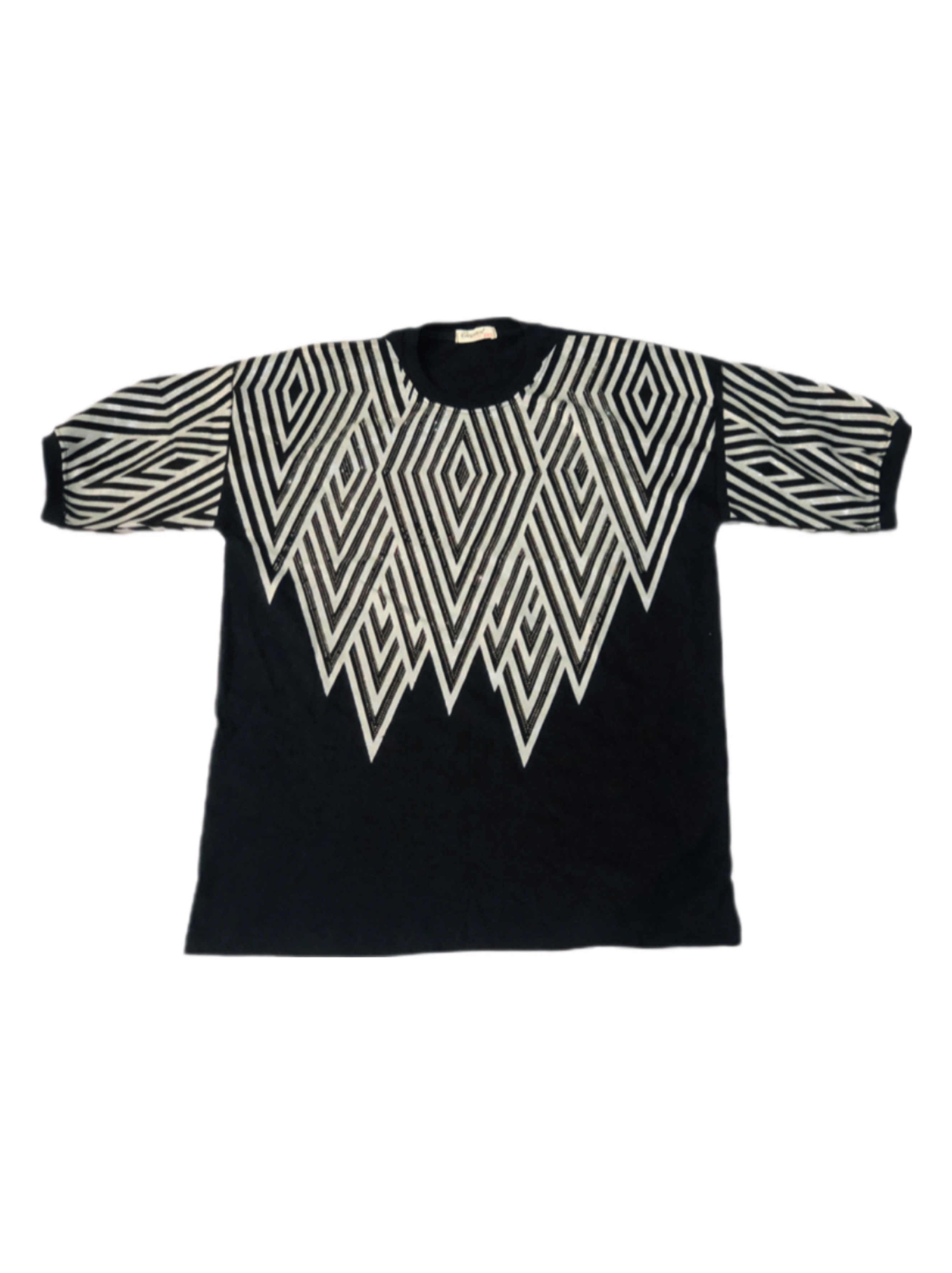 رنگ مشکی،بین خطوط نگین دارد